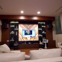 Airyn memanfaatkan area basement atau rubana untuk entertainment room dengan perlengkapan audio-visual teranyar. (Foto: YouTube/Boy William)