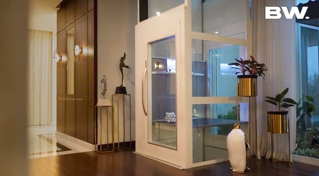 Rumah Airyn Tanu juga dilengkapi sebuah lift untuk memudahkan akses penghuninya. (Foto: YouTube/Boy William)