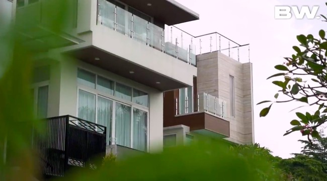 Rumah Airyn Tanu hadir dalam nuansa minimalis kontemporer. (Foto: YouTube/Boy William)