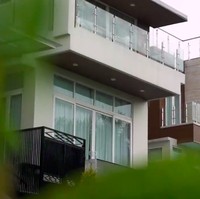 Rumah Airyn Tanu hadir dalam nuansa minimalis kontemporer. (Foto: YouTube/Boy William)