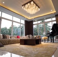 Ruang keluarga tampak cozy dengan sofa panjang yang penuh bantal dan karpet berbahan bulu. Di ruangan ini juga terdapat sebuah grand piano. (Foto: YouTube/Boy William)
