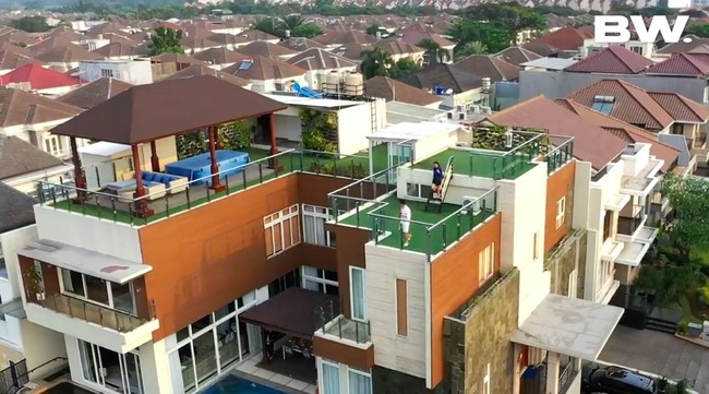 Airyn memanfaatkan atap sebagai rooftop untuk tempat hangout. Bahkan, ada lapangan golf mini di area tersebut. (Foto: YouTube/Boy William)