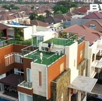 Airyn memanfaatkan atap sebagai rooftop untuk tempat hangout. Bahkan, ada lapangan golf mini di area tersebut. (Foto: YouTube/Boy William)