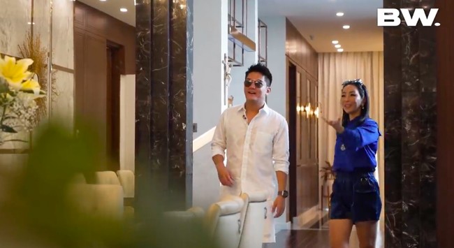 Inilah suasana di dalam rumah mewah Airyn Tanu. Ia dikenal sebagai pengusaha berlian dan pemilik butik perhiasan Passion. Boy William menjulukinya ratu berlian Jakarta. (Foto: YouTube/Boy William)
