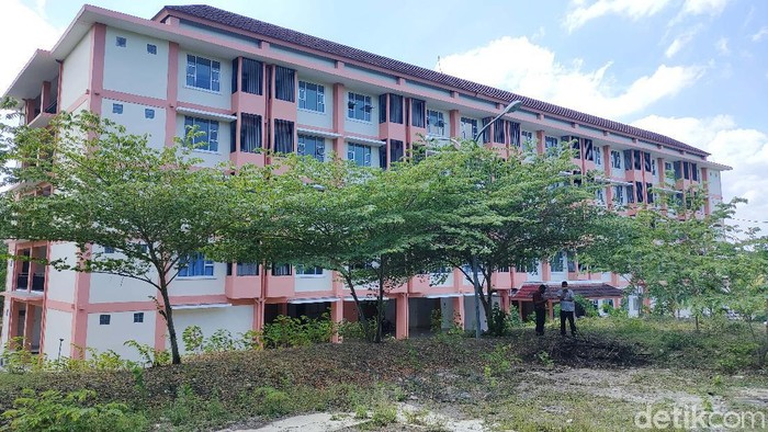 Rusunawa Kalurahan Giripeni, Kulon Progo, dijadikan sebagai shelter terpusat pasien COVID-19. Hal itu karena kematian pasien yang  tengah Isoman melonjak.