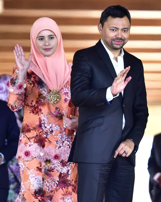 Dinikahi saat masih mahasiswa, namun Sarah menyelesaikan studi dengan gelar kehormatan di University of Brunei Darussalam dan dianugerahi Book Prize di jurusan Sarjana Seni. Pada 2011, ia mendapatkan gelar Master di jurusan Kebijakan Publik. Foto: Instagram: @bruneiroyals