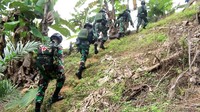 Begini momen saat Satgas Pamtas Yonarhanud 16/SBC berpatroli di hutan. 