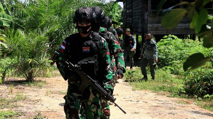 Satgas Pamtas Yonarhanud 16/SBC Amankan Kayu Olahan Ilegal Satgas Pamtas RI-Malaysia Batalyon Arhanud (Yonarhanud) 16/SBC melaksanakan patroli di Nunukan. Mereka menemukan puluhan batang kayu ilegal.