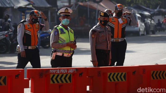 Suasana Penyekatan Hari Terakhir PPKM Level 4 di Kalimalang PPKM level 4 akan berakhir hari ini, Minggu (25/07/2021). Meski demikian, penyekatan tetap dilakukan secara ketat di Jalan Raya Kalimalang, Kota Bekasi.