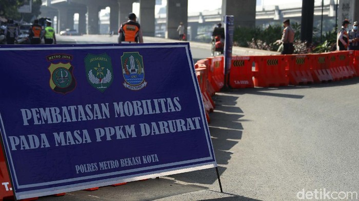 PPKM level 4 akan berakhir hari ini, Minggu (25/07/2021). Meski demikian, penyekatan tetap dilakukan secara ketat di Jalan Raya Kalimalang, Kota Bekasi.