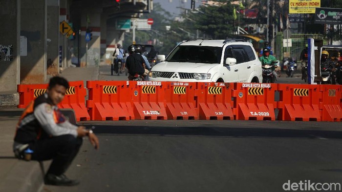 PPKM level 4 akan berakhir hari ini, Minggu (25/07/2021). Meski demikian, penyekatan tetap dilakukan secara ketat di Jalan Raya Kalimalang, Kota Bekasi.