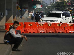 Bisa-bisanya Bocah Jaga Penyekatan PPKM hingga Palak Warga
