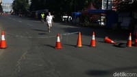 Jalan Raya Kalimalang sepi dari kendaraan. 