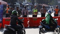 Kendaraan dialihkan karena adanya penyekatan. 