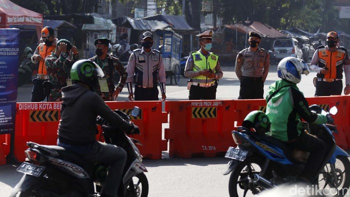 PPKM level 4 akan berakhir hari ini, Minggu (25/07/2021). Meski demikian, penyekatan tetap dilakukan secara ketat di Jalan Raya Kalimalang, Kota Bekasi.