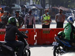 Suasana Penyekatan Hari Terakhir PPKM Level 4 di Kalimalang
