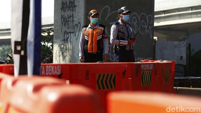 PPKM level 4 akan berakhir hari ini, Minggu (25/07/2021). Meski demikian, penyekatan tetap dilakukan secara ketat di Jalan Raya Kalimalang, Kota Bekasi.