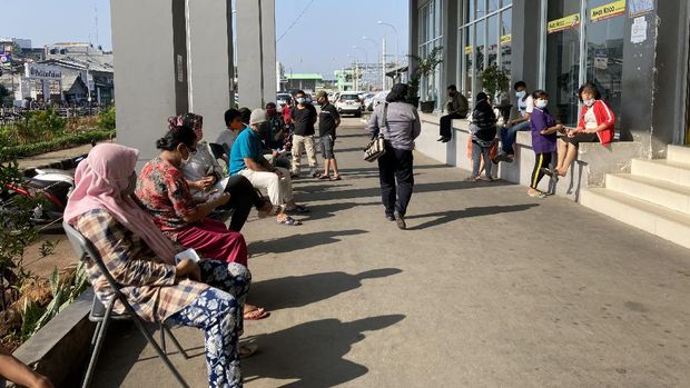 Suasana vaksinasi massal di Stasiun Duri