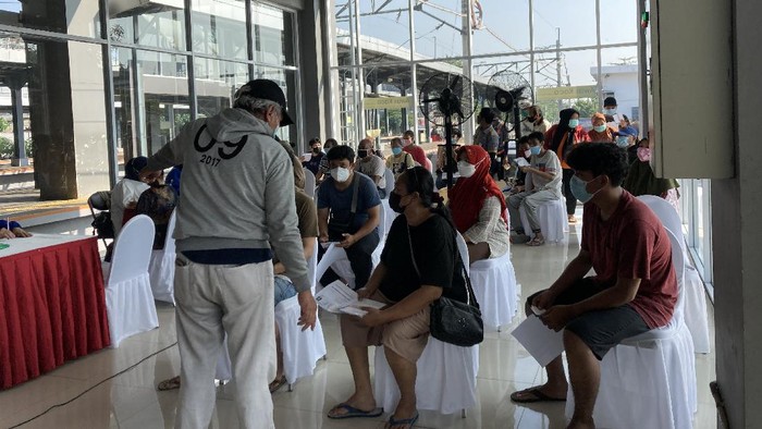 Suasana vaksinasi massal di Stasiun Duri