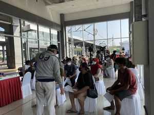 Warga Antusias Ikuti Vaksinasi Massal di Stasiun Duri