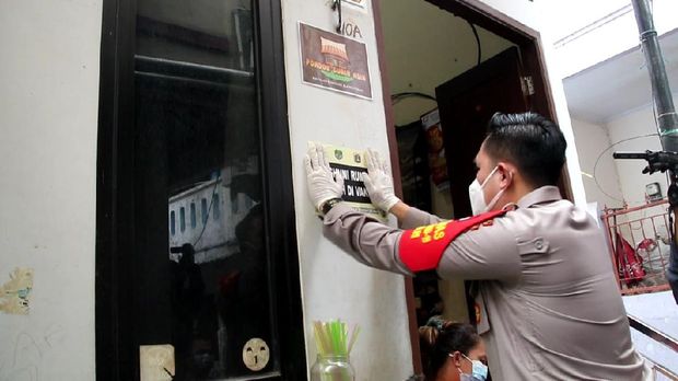 TNI-Polisi salurkan bansos ke masyarakat terdampak PPKM di Jakpus.