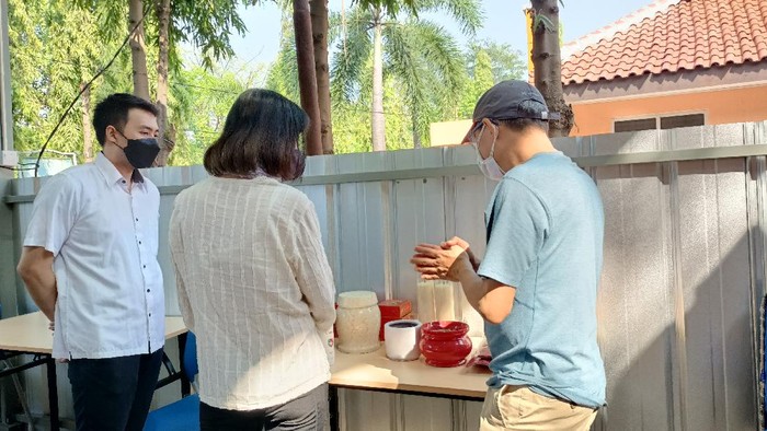 Salah satu keluarga dari Bogor memanfaatkan layanan kremasi gratis di TPU Tegal Alur, Jakarta Barat, Minggu (25/7/2021).