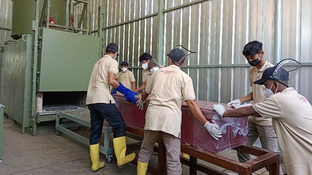 Layanan kremasi gratis di TPU Tegal Alur, Jakarta Barat, Minggu (25/7/2021).