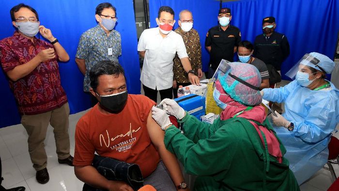 Vaksinasi COVID-19 Terus Dikebut Vaksinasi massal terus digalakan untuk mencapai herd Immunity. Salah satunya dilakukan di sentra vaksinasi COVID-19 Perbarindo.