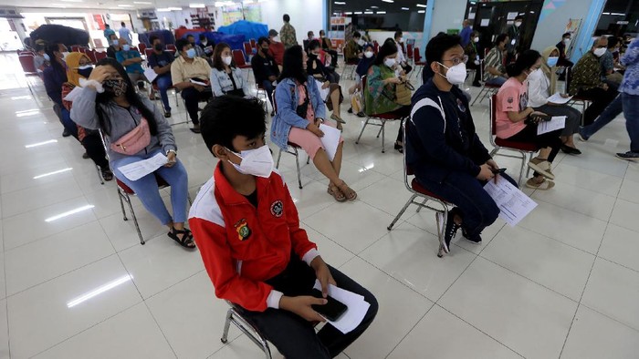 Vaksinasi massal terus digalakan untuk mencapai herd Immunity. Salah satunya dilakukan di sentra vaksinasi COVID-19 Perbarindo.