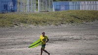 Pantai Tsurigasaki memang meruakan pantai favorit di Jepang untuk surfing. setidaknya 6 ribu orang datang ke antai ini untuk selancar.  (AFP/OLIVIER MORIN)