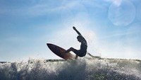 Pantai ini juga menjadi kawah candradimuka peselancar Jepang kelas dunia. Di antaranya, Hiroto Ohhara, surfer Jepang pertama yang memenangkan US Open dan Reo Inaba yang mewakili Jepang di Olimpiade 2020 ini.  (AFP/OLIVIER MORIN)