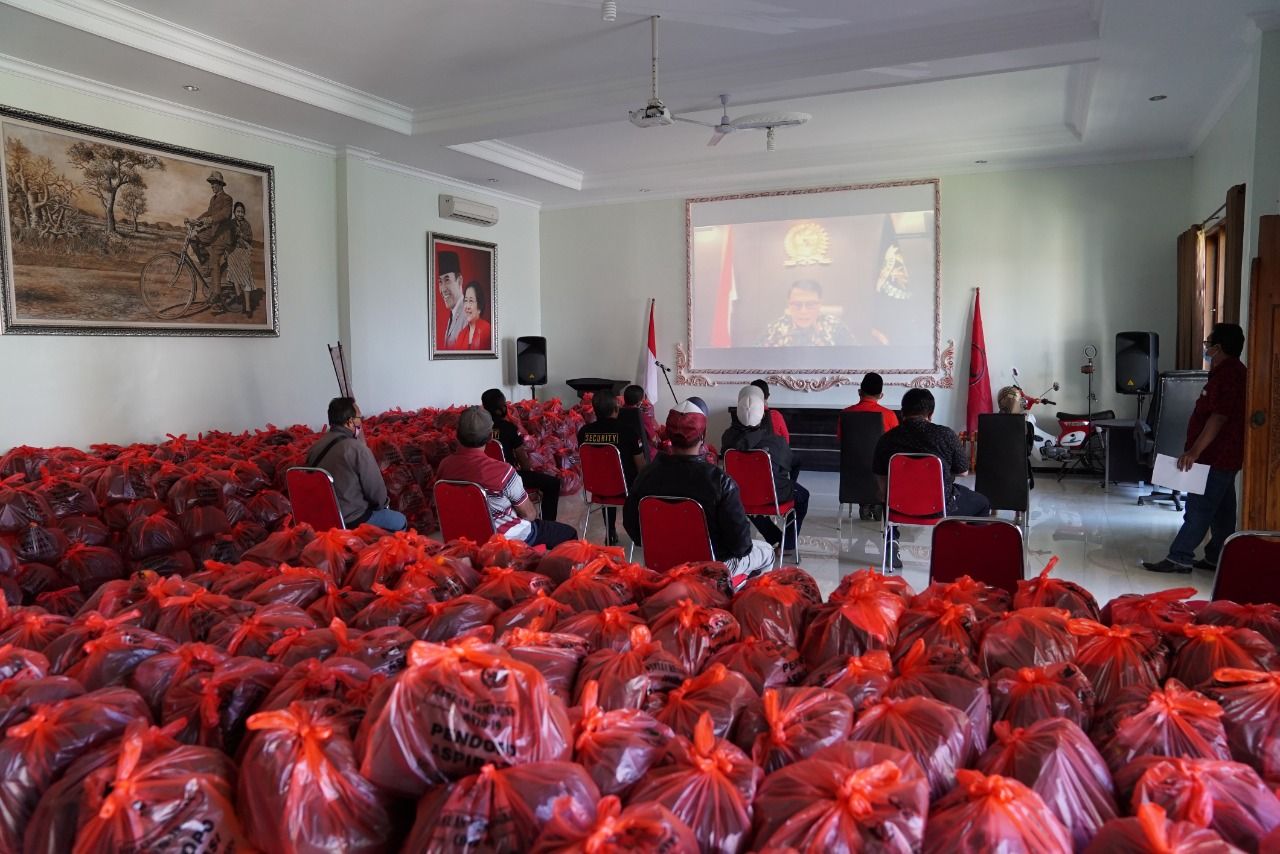 Wakil Ketua MPR RI Ahmad Basarah membagikan ribuan paket sembako kepada warga Malang Raya, Jawa Timur, yang terdampak pandemi COVID-19.