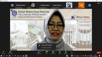 Peneliti Senior LIPI Prof Dr. DR. Siti Zuhro menyampaikan pendapatnya.