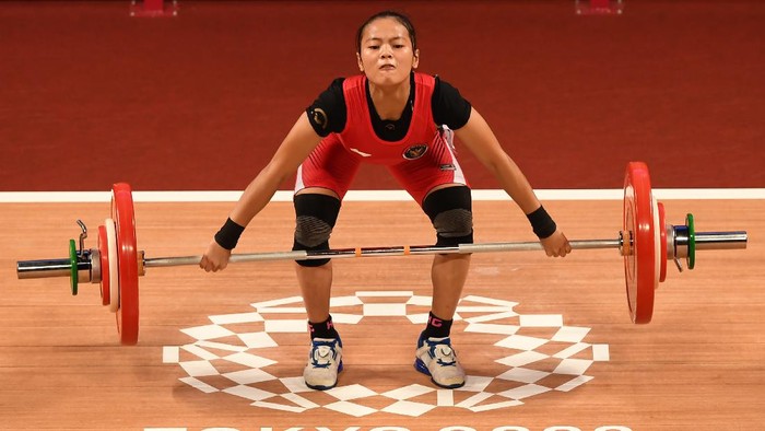 Lifter putri Indonesia Windy Cantika Aisah melakukan angkatan snatch dalam kelas 49 Kg Putri Grup A Olimpiade Tokyo 2020 di Tokyo International Forum, Tokyo, Jepang, Sabtu (24/7/2021). Windy Cantika berhasil mempersembahkan medali pertama bagi Indonesia yakni perunggu dengan total angkatan 194 Kg. ANTARA FOTO/Sigid Kurniawan/wsj.