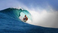 Pantai Nemberala yang berada di Kabupaten Rote Ndao, Nusa Tenggara Timur, dikenal sebagai salah satu destinasi surfing populer di Indonesia. Tak hanya peselancar lokal, tak jarang peselancar dari berbagai negara dunia datang ke pantai ini untuk menjajal ombak berkelas dunia. (Dok. www.rotendaokab.go.id)