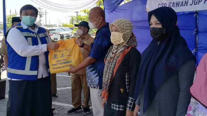 1.000 Paket Sembako Dibagikan ke Warga Kawasan Tol Gempol-Pasuruan