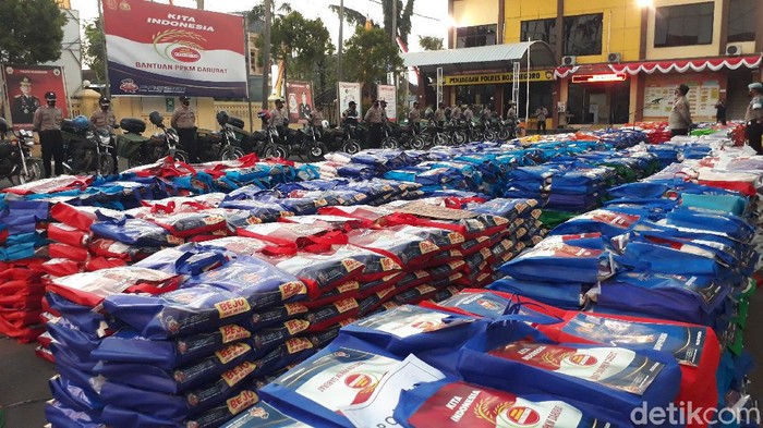 Hari ini, 5.600 paket beras dibagikan kepada warga terdampak pandemi COVID-19 di Bojonegoro.Terlebih mereka yang belum mendapatkan bantuan apa pun.