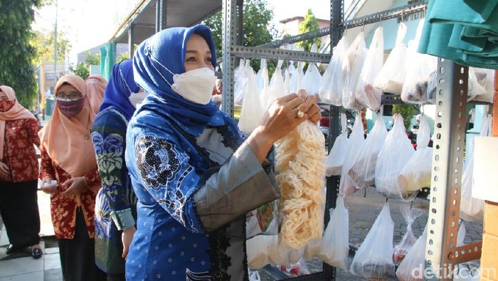 Beragam bentuk kepedulian sosial selama pandemi COVID-19 tampak di Lamongan. Terakhir, Dharma Wanita Persatuan (DWP) Lamongan membuat gerakan Beri Seikhlasnya, Ambil Seperlunya sebagai semangat gotong royong.