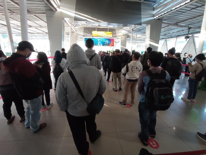 Antrean calon penumpang di Stasiun Bogor (Wilda-detikcom)