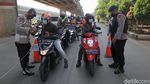 Antrean Pemotor di Pos Penyekatan Kalimalang saat PPKM Diperpanjang