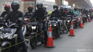 Antrean Pemotor di Pos Penyekatan Kalimalang saat PPKM Diperpanjang