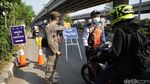 Antrean Pemotor di Pos Penyekatan Kalimalang saat PPKM Diperpanjang