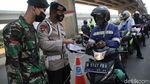 Antrean Pemotor di Pos Penyekatan Kalimalang saat PPKM Diperpanjang