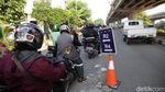 Antrean Pemotor di Pos Penyekatan Kalimalang saat PPKM Diperpanjang