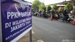 Antrean Pemotor di Pos Penyekatan Kalimalang saat PPKM Diperpanjang