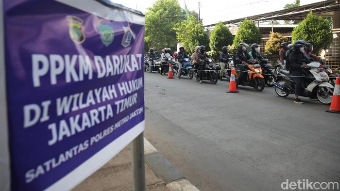 Antrean Kendaraan di Pos Penyekatan Kalimalang Kala PPKM Diperpanjang Penyekatan di Jakarta tetap berlaku di tengah pelonggaran sejumlah aturan usai PPKM diperpanjang. Antrean kendaraan terlihat di pos penyekatan PPKM Kalimalang.