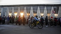 Sejumlah calon penumpang KRL mengantre di Stasiun Bojonggede, Kabupaten Bogor, Jawa Barat, Senin (26/7/2021) tadi pagi.