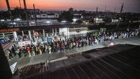 Sejumlah calon penumpang KRL mengantre di Stasiun Bojonggede, Kabupaten Bogor, Jawa Barat, Senin (26/7/2021) pagi.