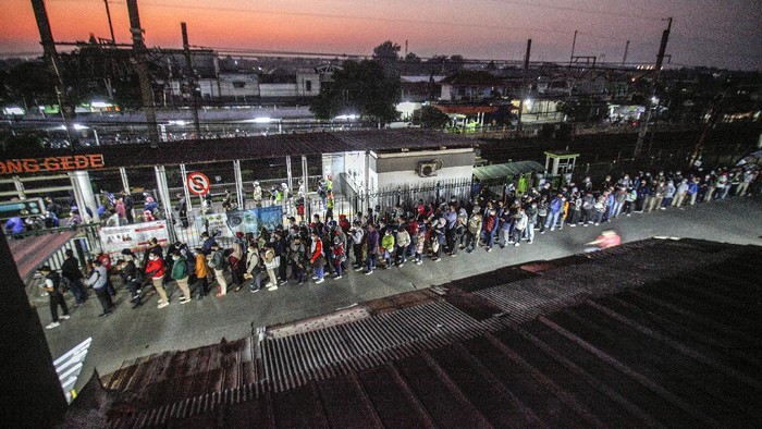 Antrean panjang penumpang KRL terlihat di Stasiun Bojonggede, Kabupaten Bogor. Berikut penampakannya.