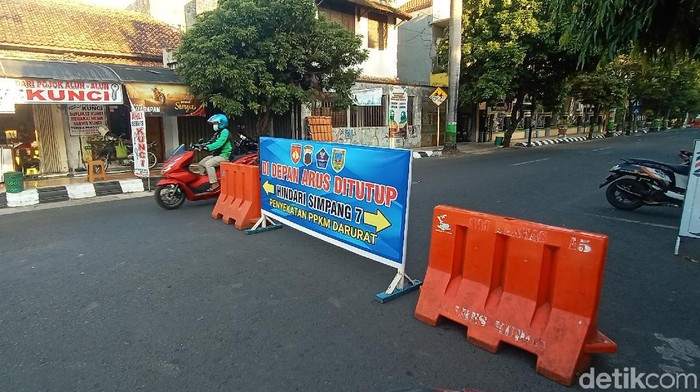 Arus lalu lintas menuju Simpang Tujuh Kudus, Senin (26/7/2021).